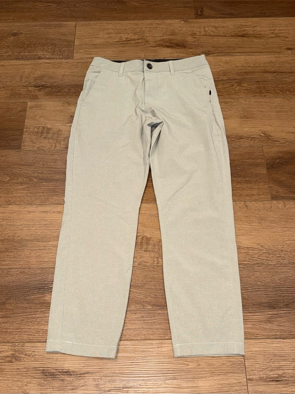 Vuori Men’s 28 Khaki Pants Pockets Cotton Straight Leg Business Casual Preppy